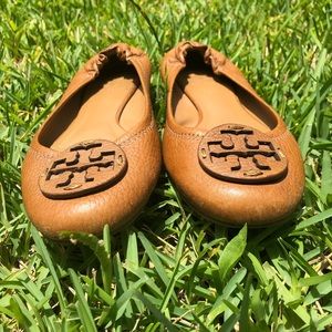 Tory Burch Flats w/ Leather Medallion (Tan)